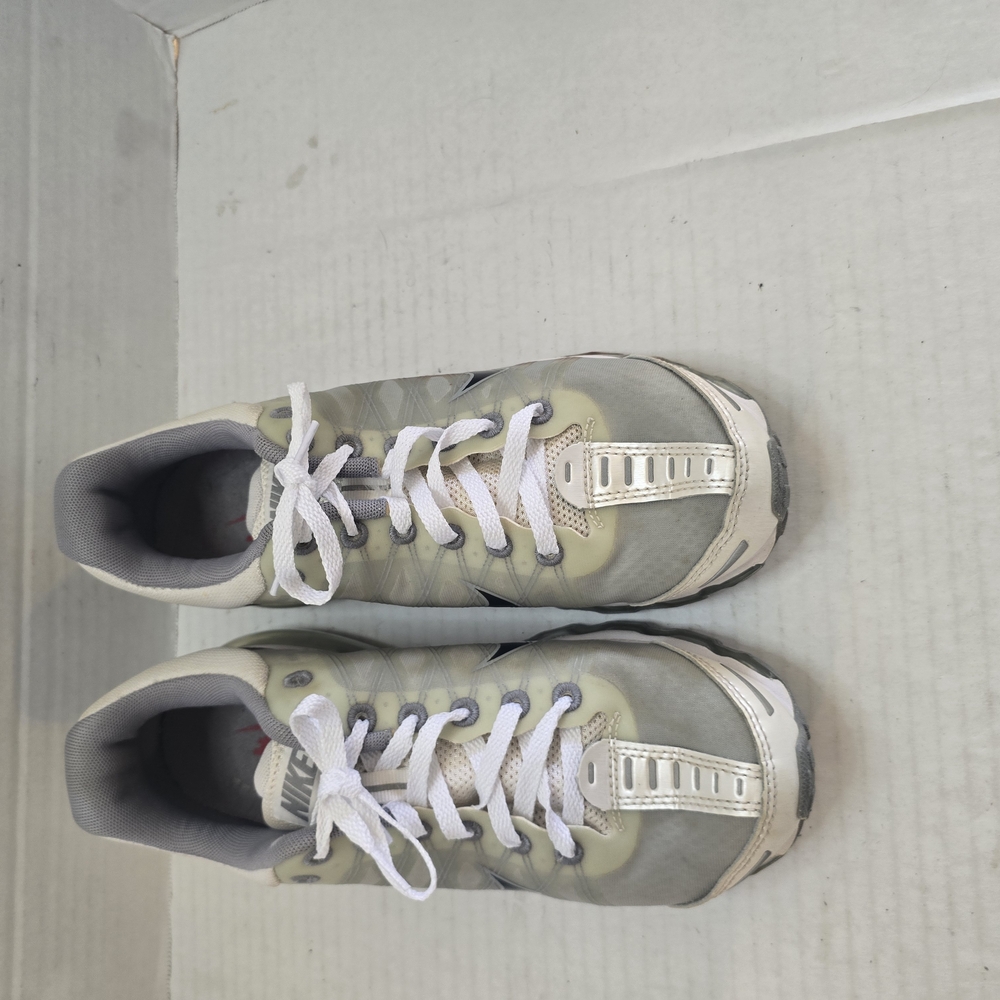 Nike Gray and White‎ Athletic Shoes Sleek Design